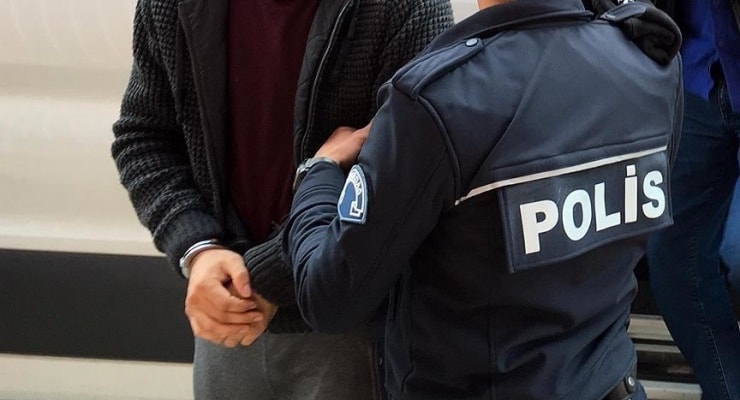 İzmir'de 370 kaçak göçmen ve 6 göçmen kaçakçısı yakalandı