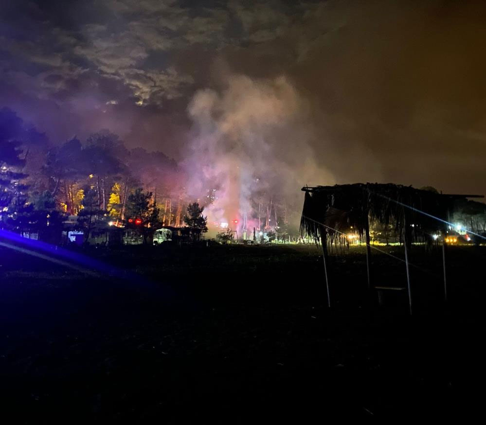 Korkutan yangın: 8 bungalov ev küle döndü