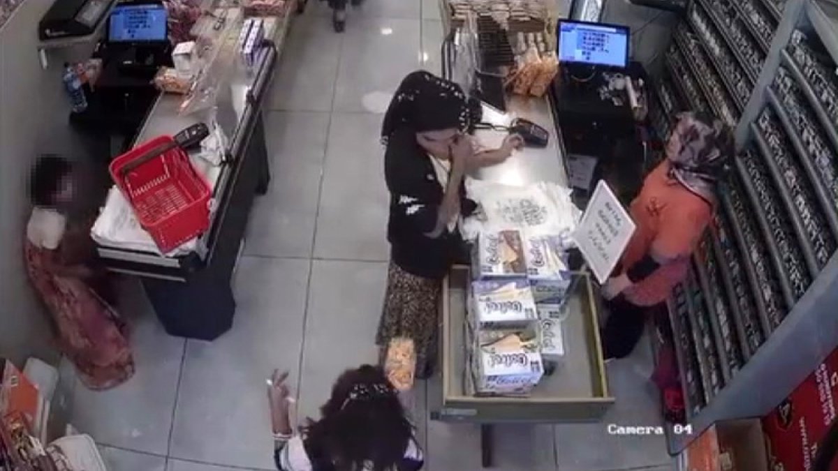 Bir marketten çanta çalan çocuk hırsız kameralara yakalandı