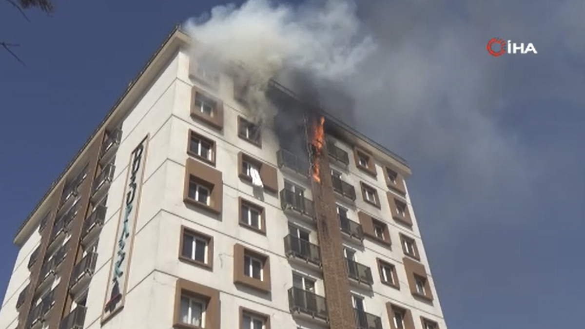 Kahramanmaraş'ta orta hasarlı binada yangın paniği
