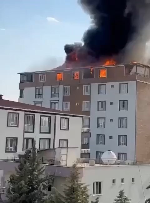 Batman'da bir binada başlayan yangında 6 daire küle döndü