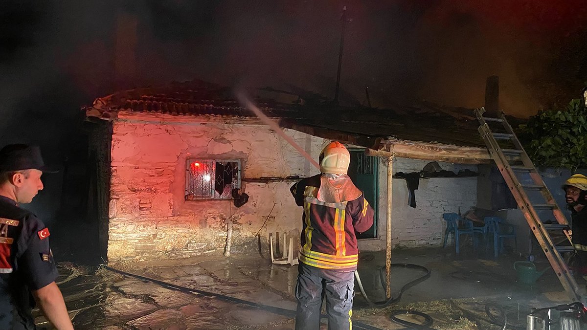 Manisa'da yıldırım bir evi kül etti