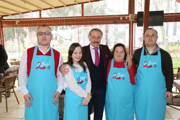 Engelliler Sevgi Cafe’de çalışıyor