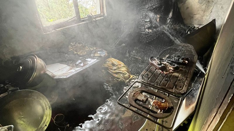 Prizde unutulan ütü evi yaktı