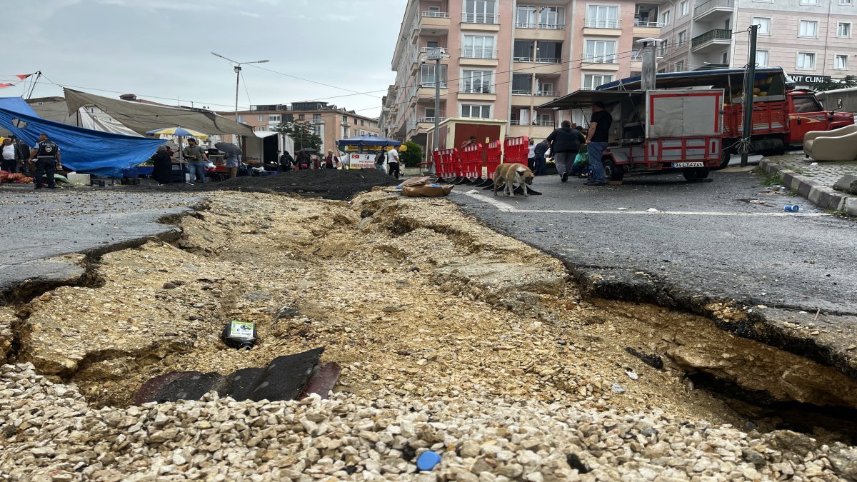 İstanbul'a yağan sağanak yolları çökertti