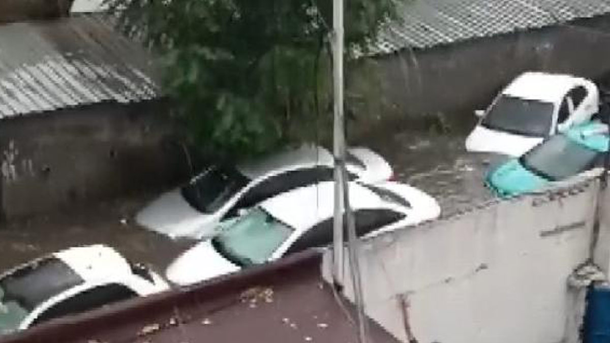 Gaziosmanpaşa'da korkutan görüntü! Çok sayıda araç sele kapıldı