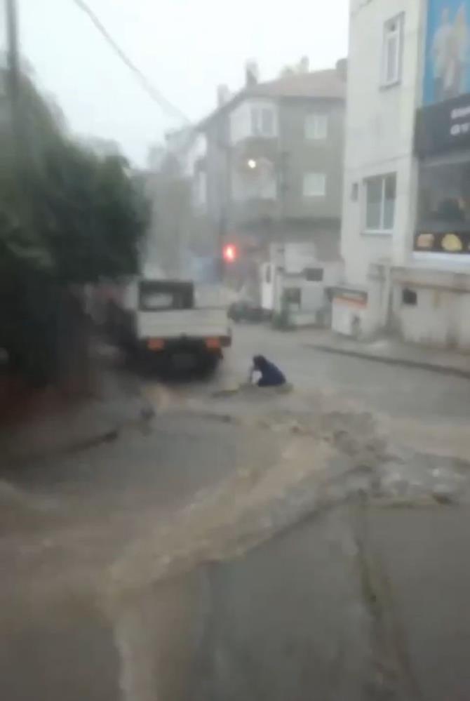 Sancaktepe'de sel sularına kapılan bir kişi araç altında kaldı