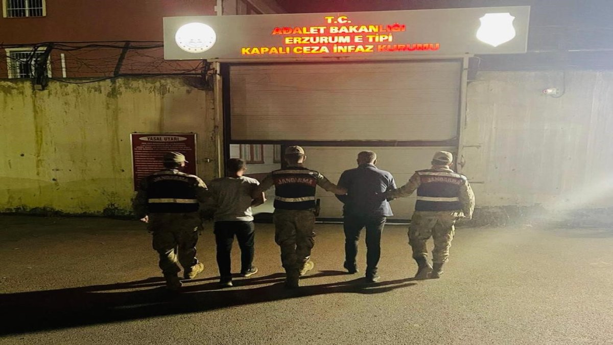 Erzurum'da 4 göçmen kaçakçısı kıskıvrak yakalandı