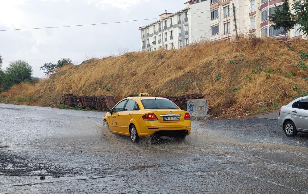 Tekirdağ'da şiddetli yağış sonrası sokaklar dereye dönüştü