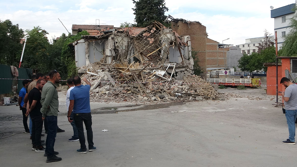Malatya’da 2 katlı bina çöktü