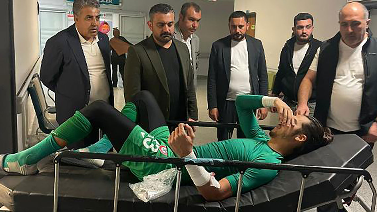 Vanspor FK Zonguldak Kömürspor maçında soyunma odasına silahlı baskın