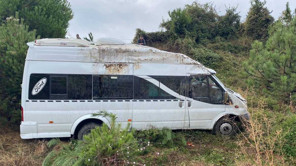 Karabük'te servis minibüsü şarampole yuvarlandı