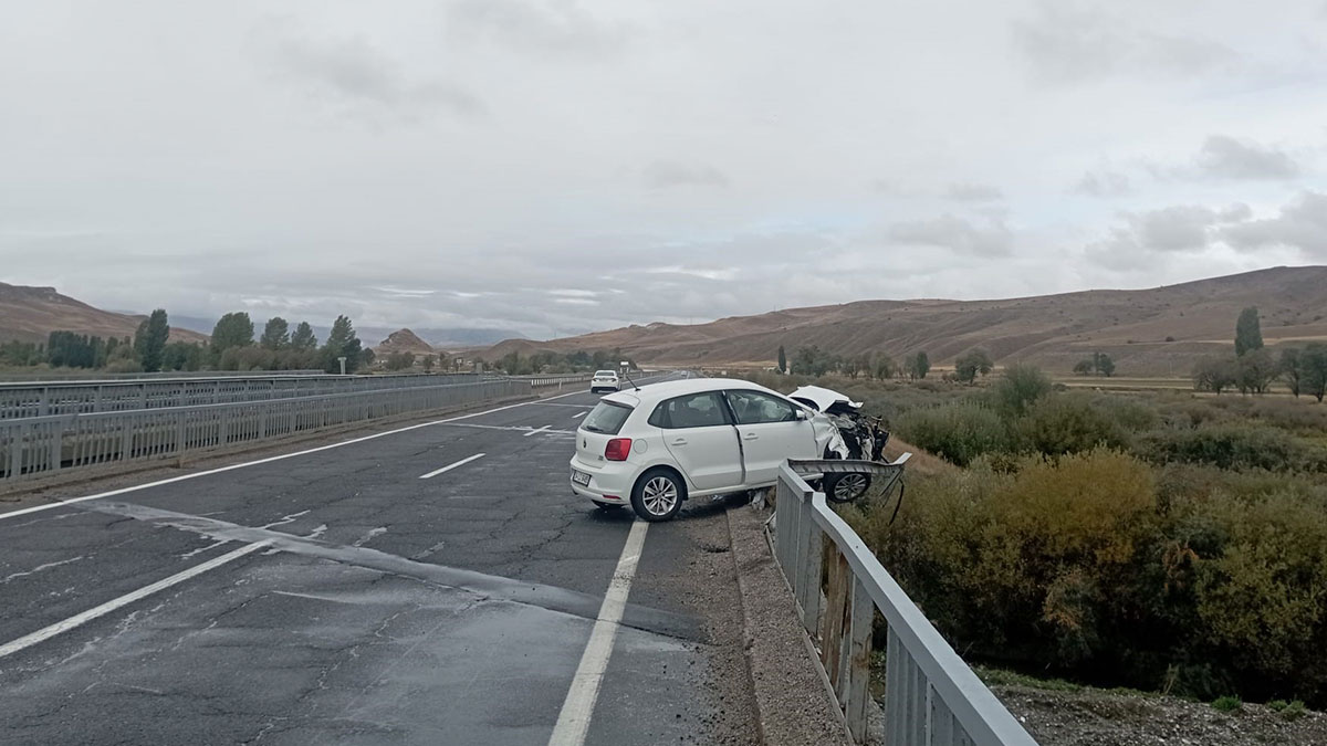 Faciaya ramak kala: Otomobil köprüde asılı kaldı