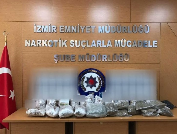 İzmir'de 24 kilo esrar ve 30 bine yakın sentetik ecza ele geçirildi