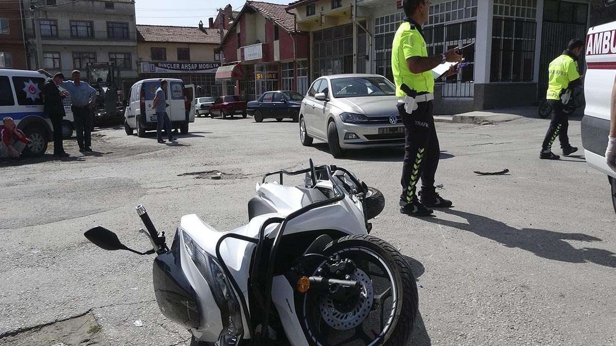 Tavşanlı'da otomobil ile motosiklet çarpıştı