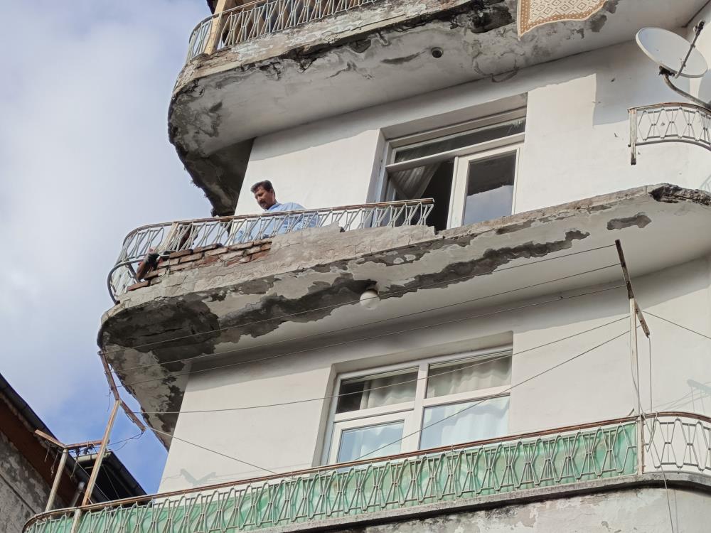 Balkon tadilatında molozlar sokağa düştü