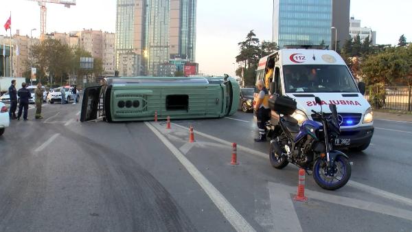 Beşiktaş'ta otomobil minibüse çarptı: 4 yaralı