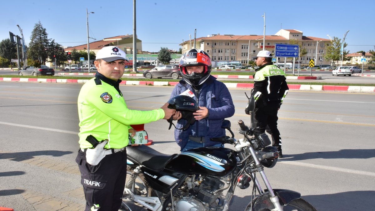 Polis motosiklet sürücülerine kask hediye etti