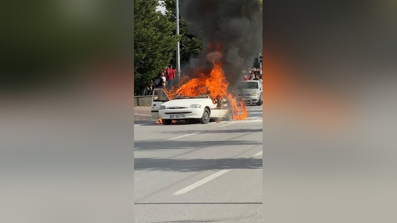 Seyir halindeki otomobil alev aldı