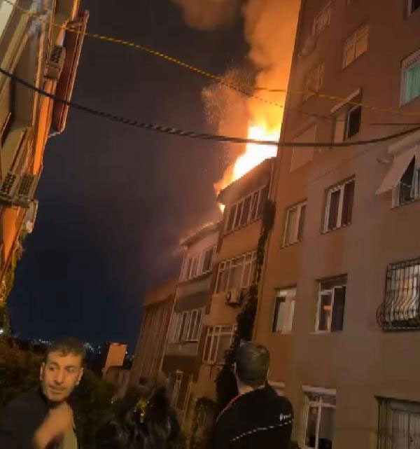 Beyoğlu'nda 6 katlı binanın çatısı alev alev yandı