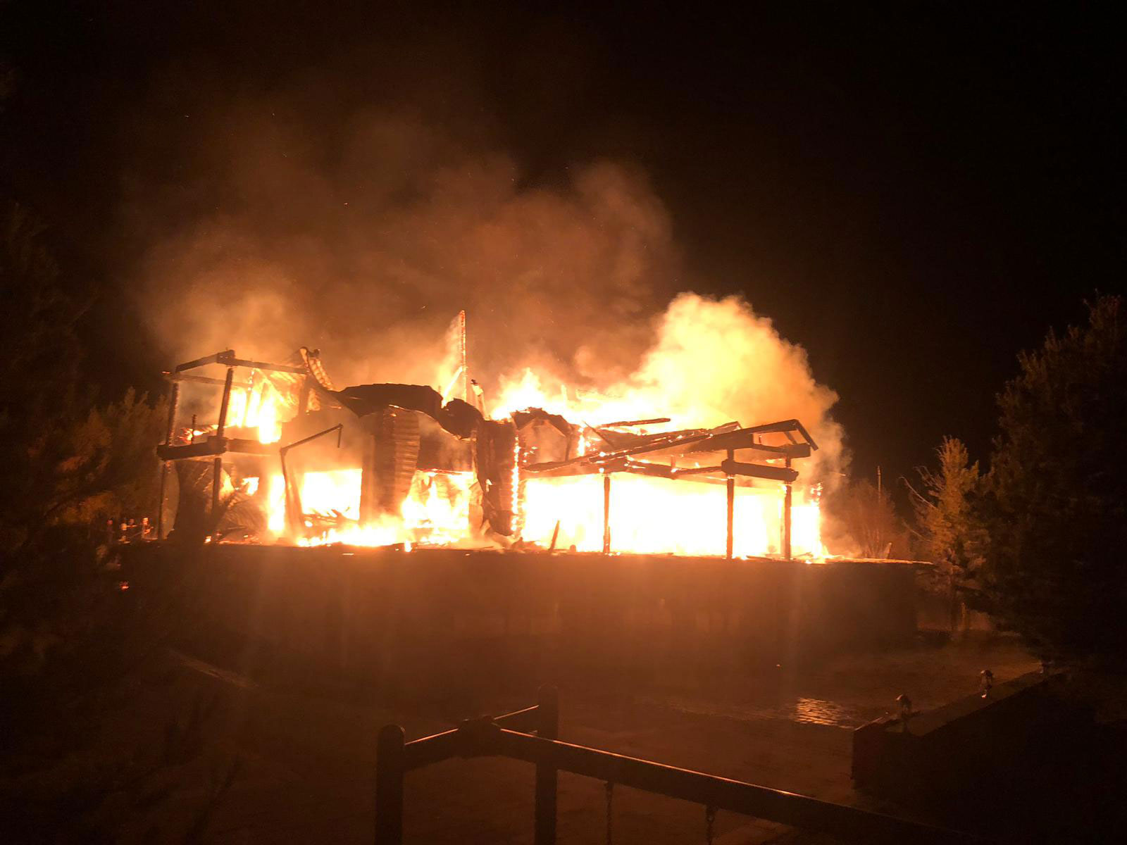 Kars'taki Kütük Ev'de söndürülen yangın tekrar başladı