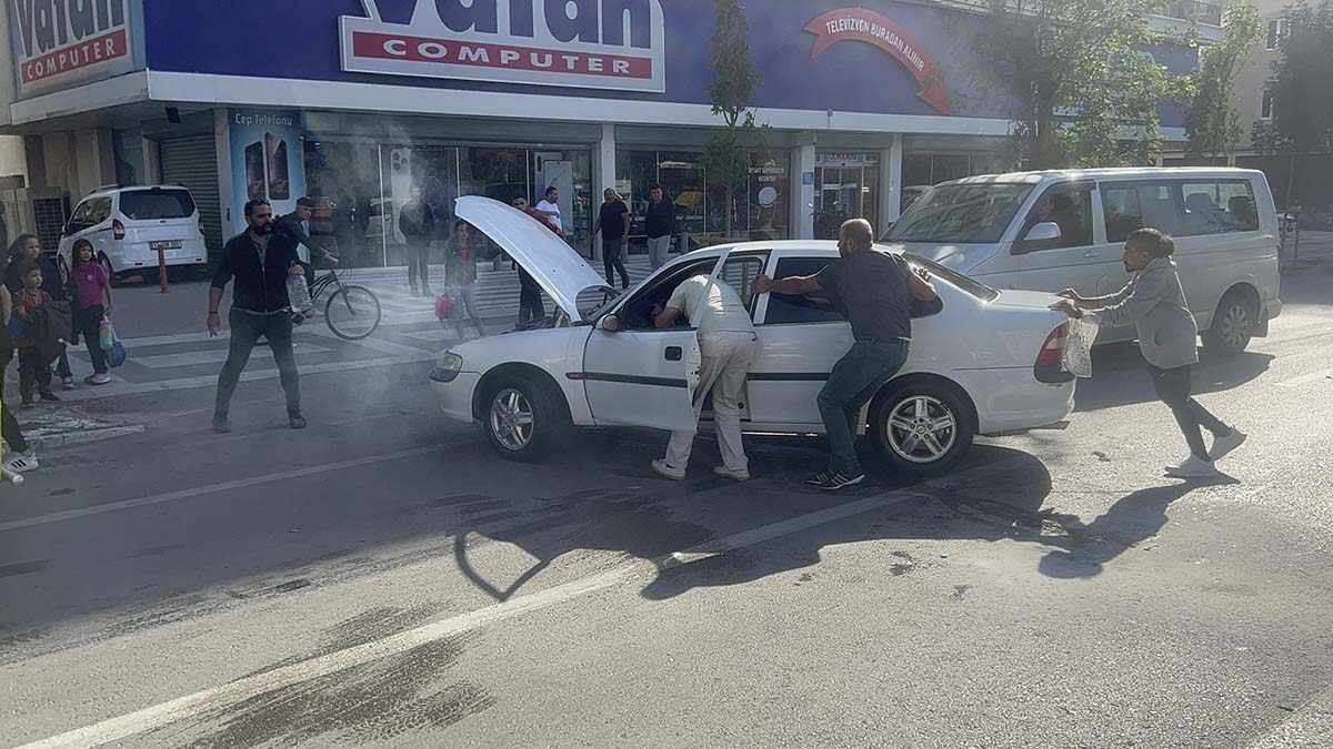 Seyir halinde yanan otomobili vatandaşlar söndürdü