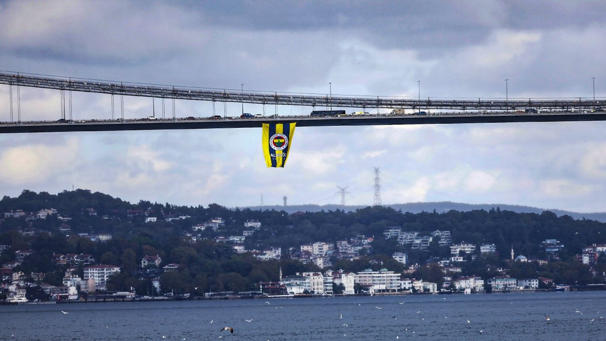 Fenerbahçe'nin bayrakları İstanbul Boğazı'nı süslüyor