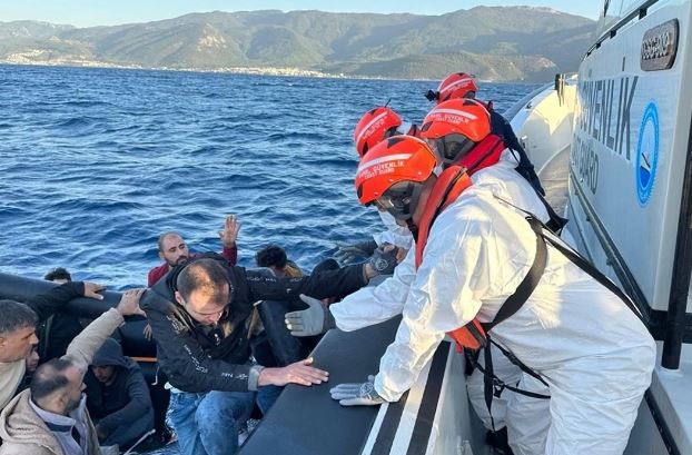 Kuşadası açıklarında 43 kaçak göçmen kurtarıldı
