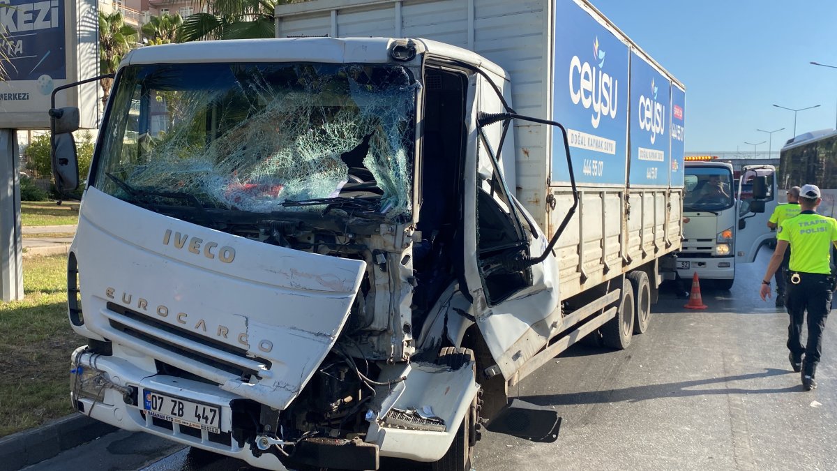Antalya’da 4 araçlı zincirleme kaza 2 yaralı
