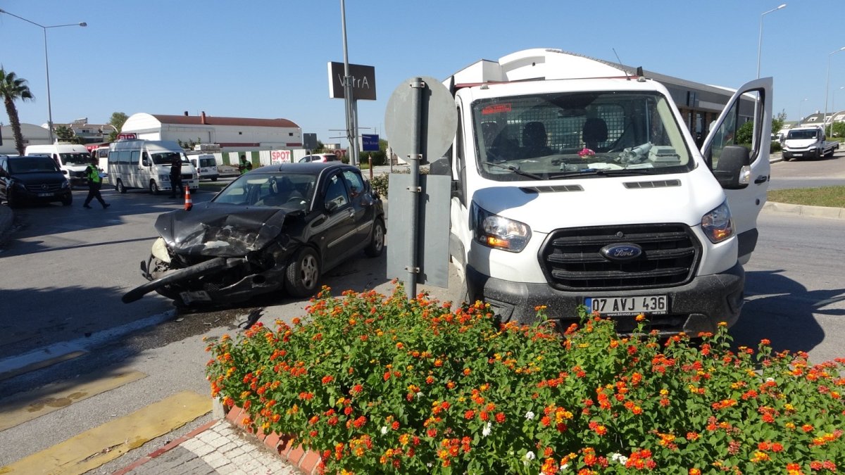 Antalya'da trafik kazası: 1'i hamile 3 yaralı