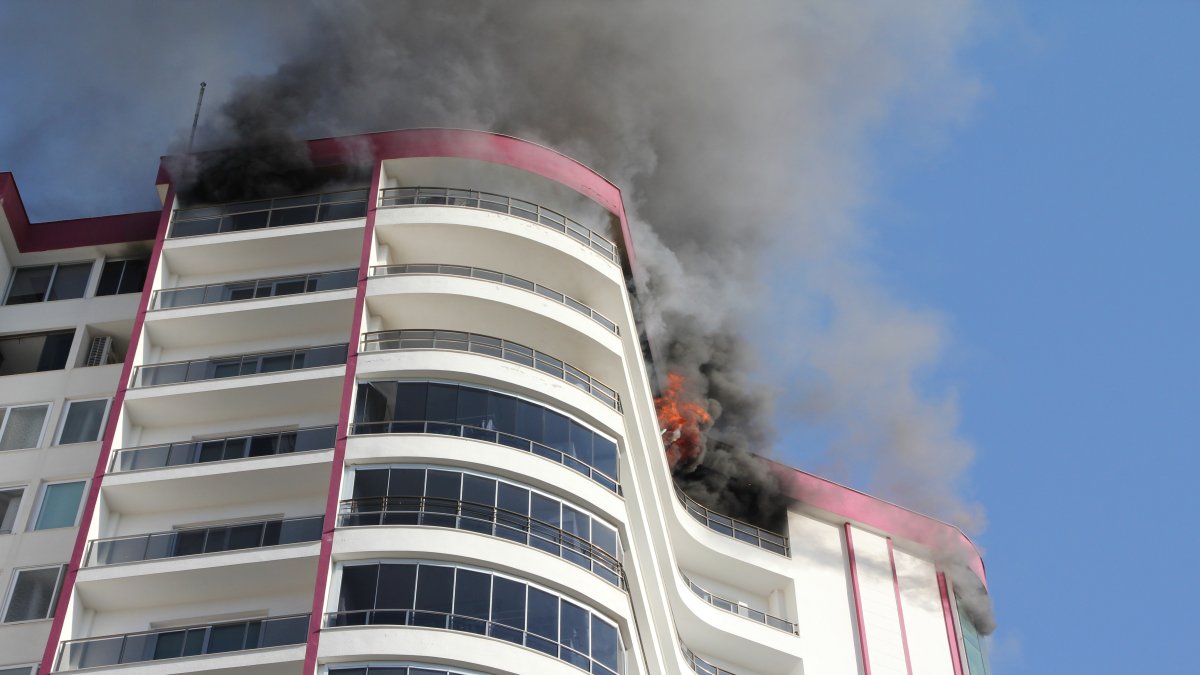 Mersin'de bir binanın 18. katında başlayan yangın paniğe neden oldu