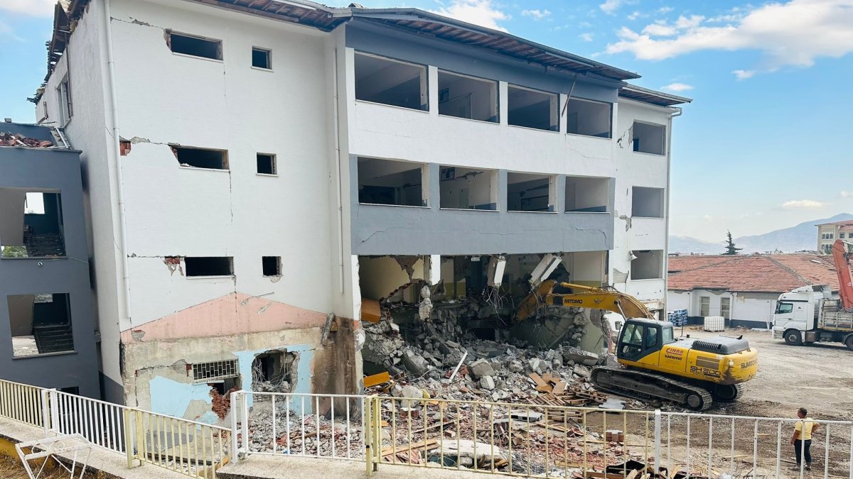Gaziantep'te ağır hasarlı 4 katlı okul yıkım sırasında çöktü