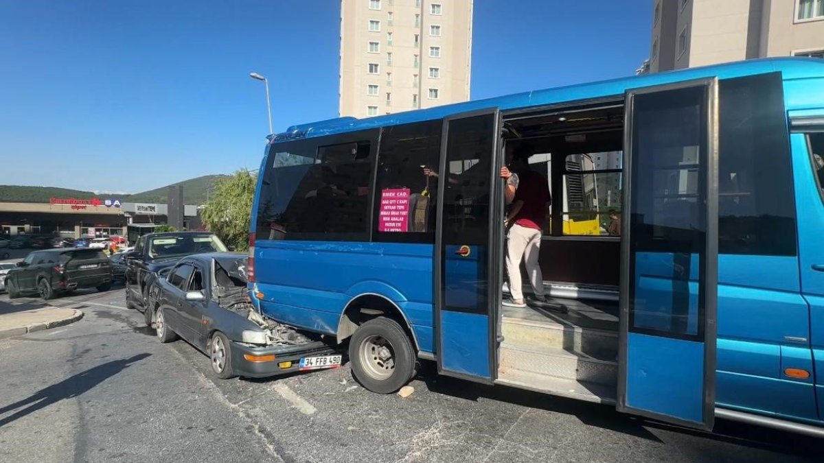 Maltepe'de asılı kalan minibüsü içinde zıplayarak kurtarmaya çalıştılar