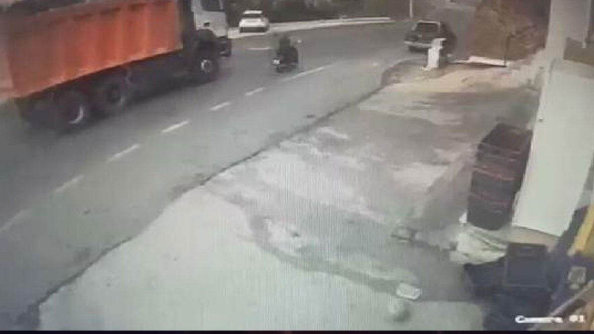 Sollama yapan hafriyat kamyonu motosikletli kadını canından etti