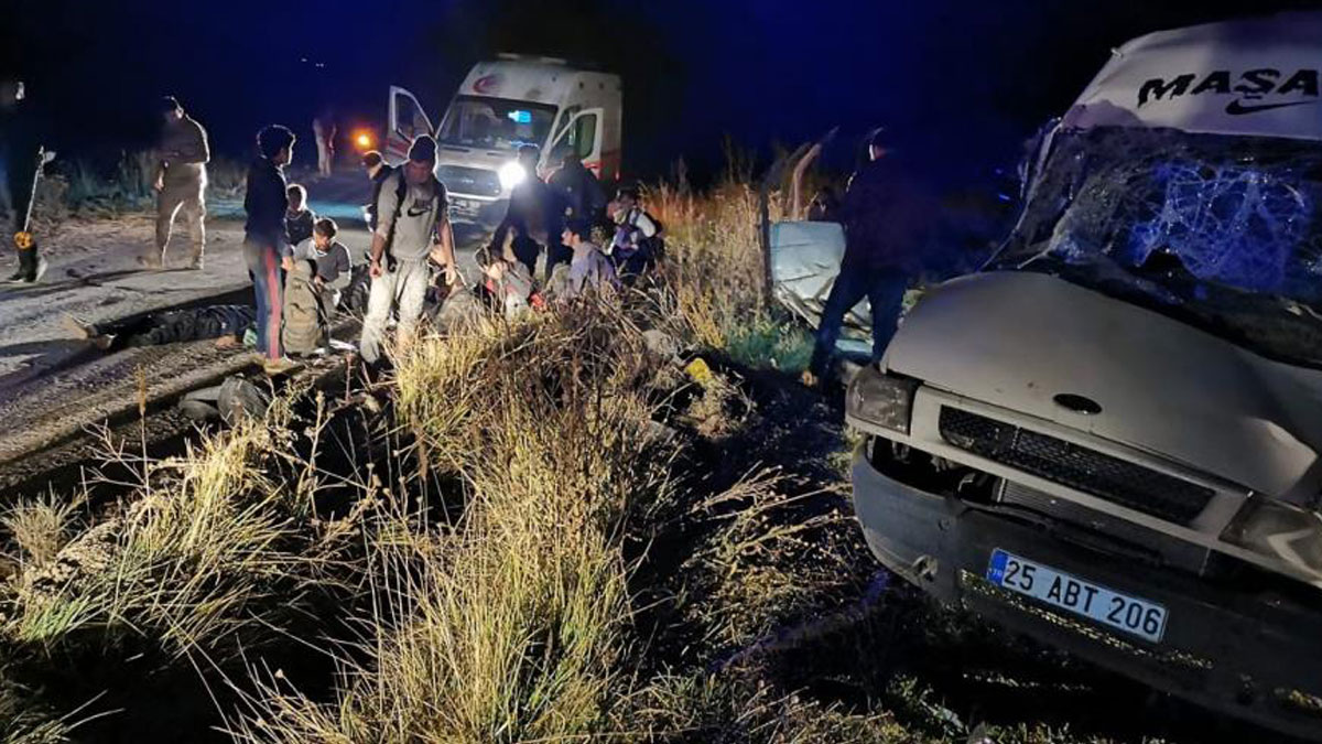 Kaçak göçmenleri taşıyan minibüs devrildi: 20 yaralı