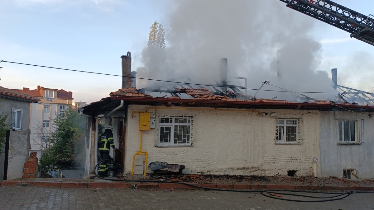 Samsun’da yan yana iki ev yandı