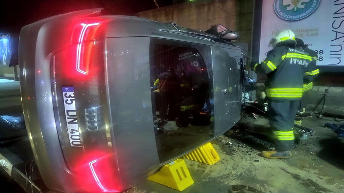 Manisa'daki kazada devrilen aracın içindeki 1 kişi öldü 2 kişi yaralandı