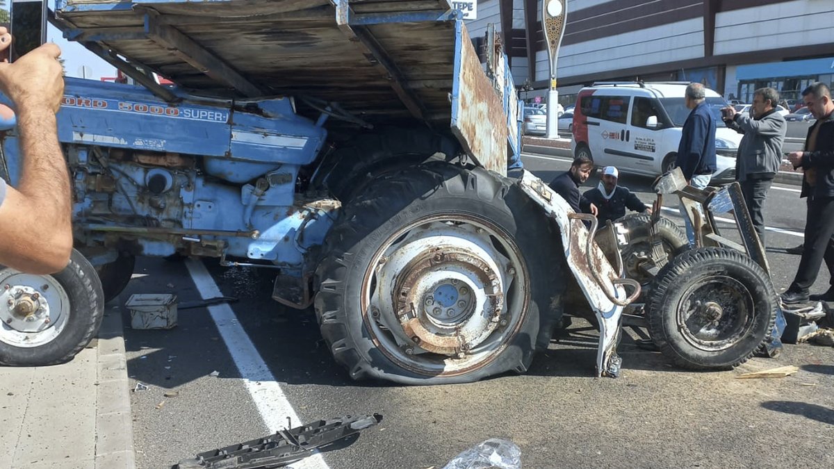 Ankara'da kamyonet traktör römorkuna çarptı