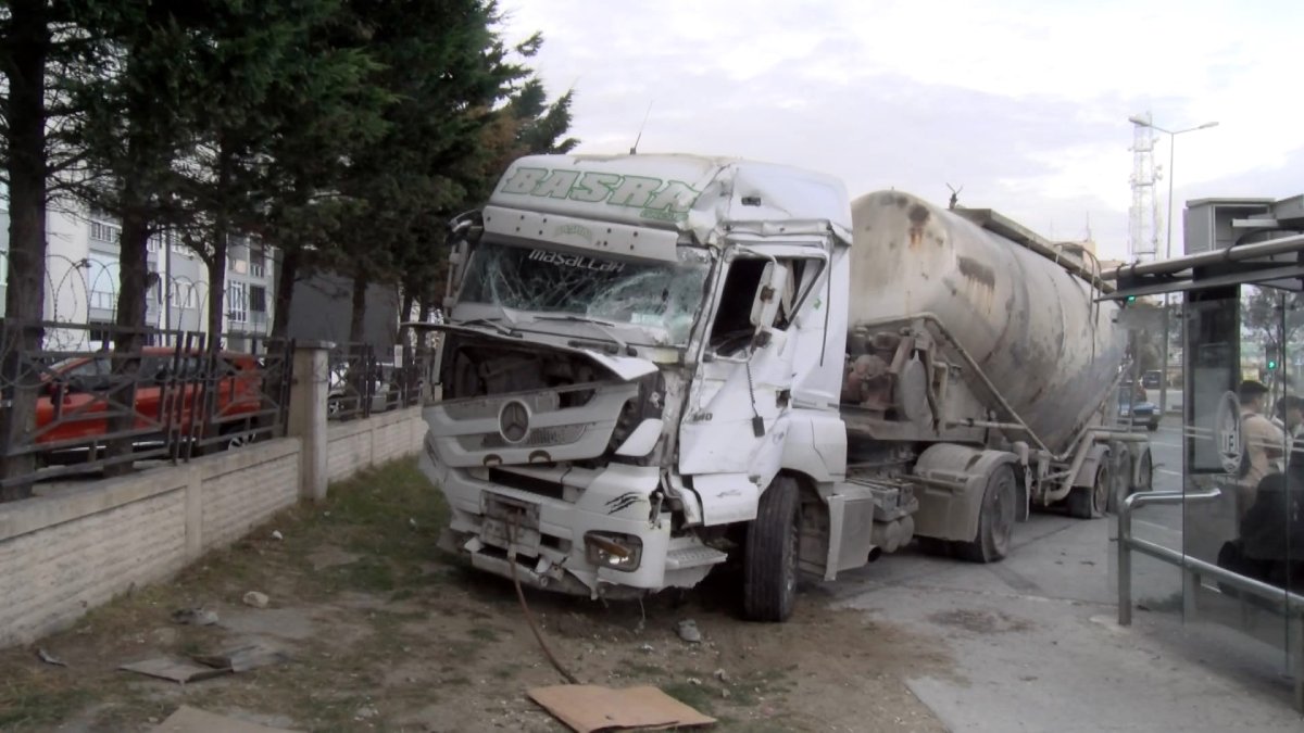 Çimento kamyonu, minibüse ve İETT otobüsüne çarptı 4 yaralı