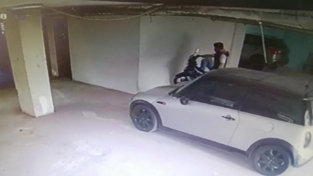 Motosiklet hırsızı önce kameraya sonra polise yakalandı