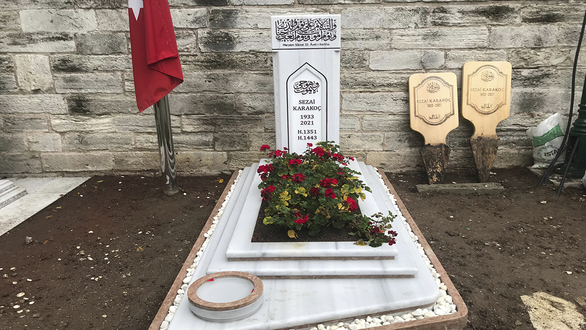 Sezai Karakoç’un kabrine mezar taşı yerleştirildi