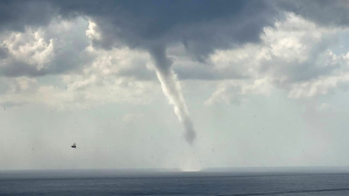 Antalya'da deniz ortasında çıkan hortum paniğe neden oldu