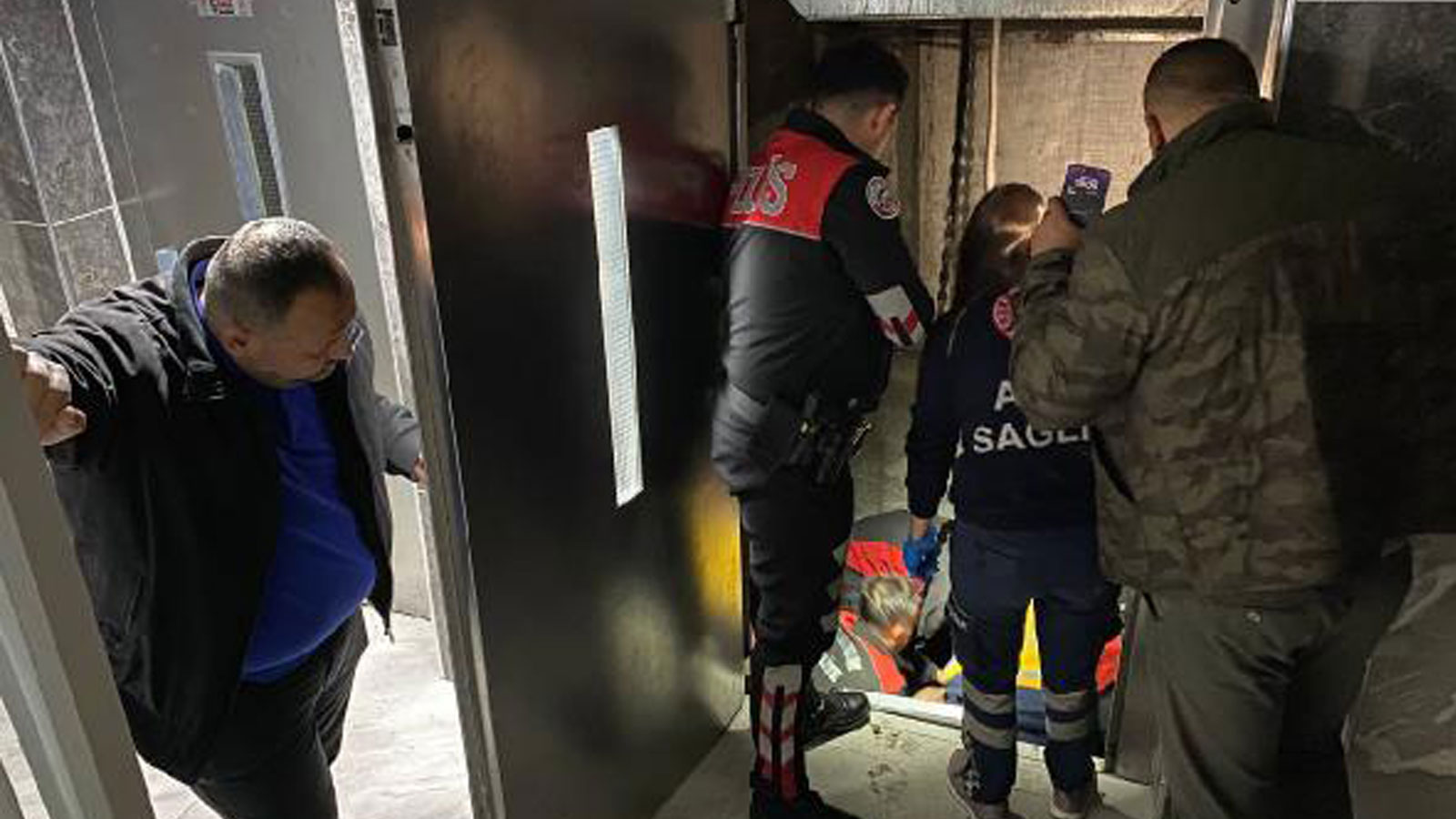 88 yaşındaki Ahmet dede asansör boşluğuna düştü