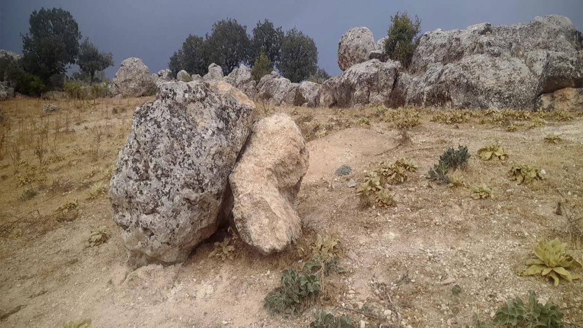 Depremde yerinden oynayan kayalar korkutuyor