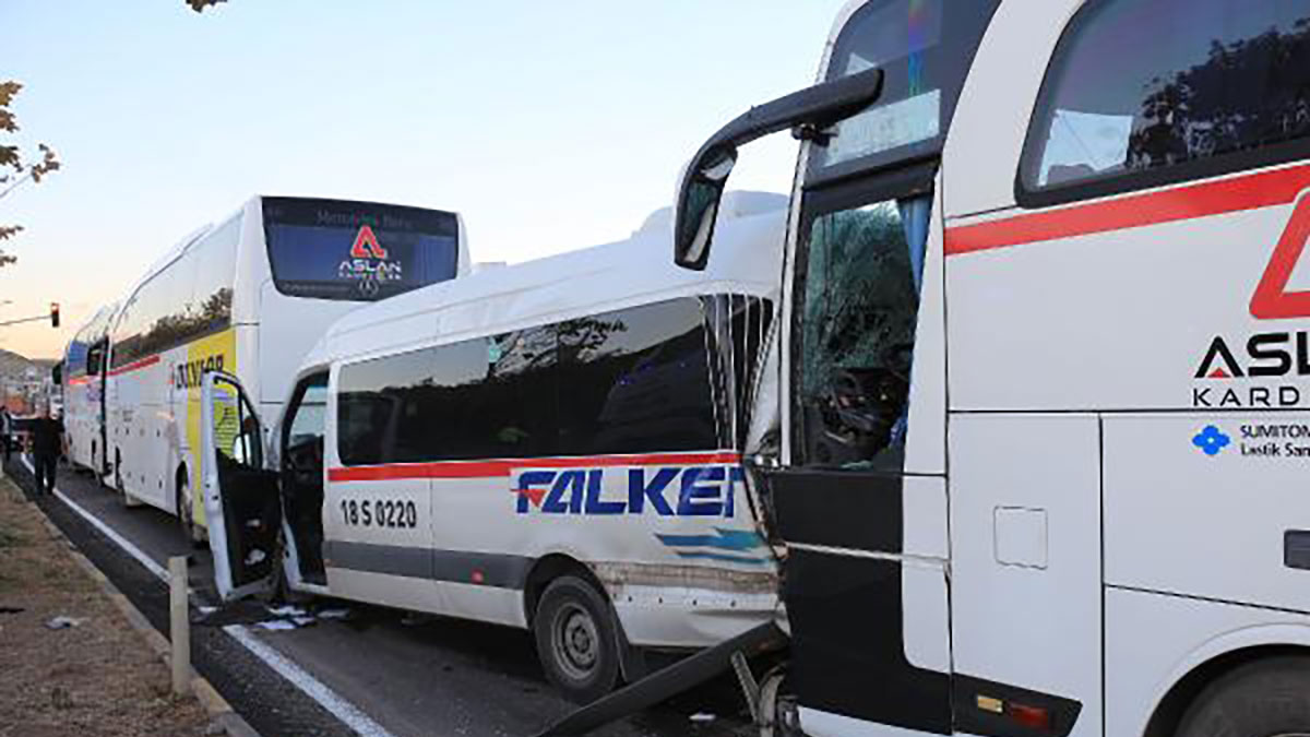 3 otobüs ve 1 minibüsün kaza yaptı: 36 yaralı