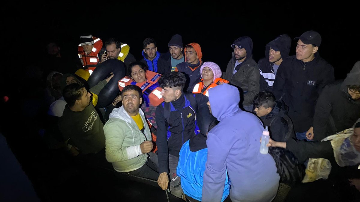 İzmir'de kaçak göçmenler kurtarıldı