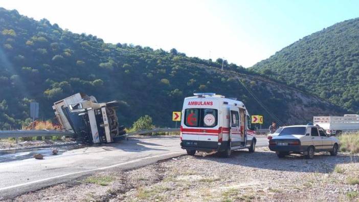 Şarampole devrilen kamyonun sürücüsü yaralandı