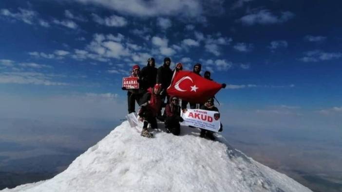 Cumhuriyet'in 100. yılına özel Ağrı Dağı'nın zirvesinde Türk bayrağı dalgalandı