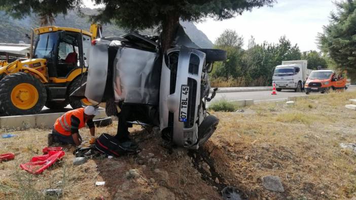 Burdur'da kontrolden çıkan otomobil refüjdeki ağaca saplandı: 2 ölü
