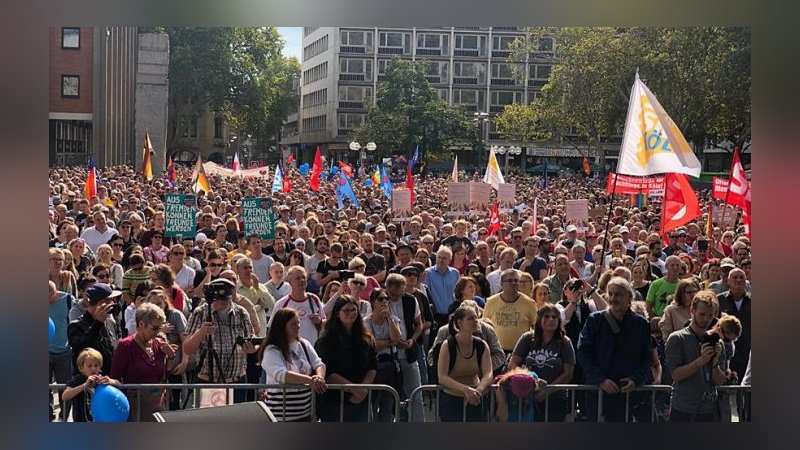 Almanya'da binlerce kişi ırkçılığa karşı yürüdü